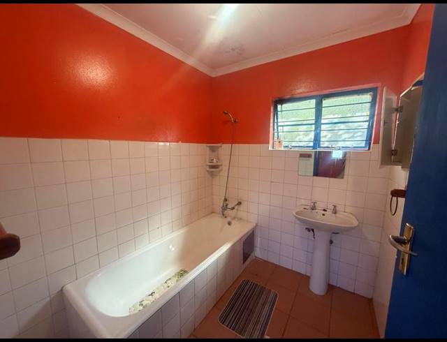 BUSINESS PROPERTY TO RENT IN COLBYN